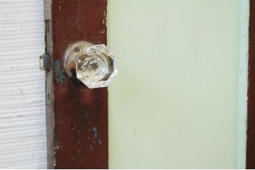 ペンキの剥げたガラスドアノブモールガラス扉8