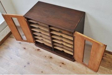 レトロ家具　レトロなデザインのモールガラスレコードケース(書類棚)