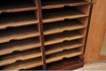 レトロ家具　レトロなデザインのモールガラスレコードケース(書類棚)