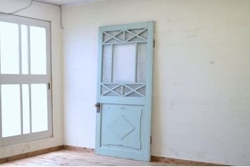ペンキの剥げた大きなドア