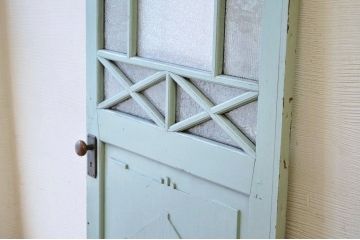 ペンキの剥げた大きなドア