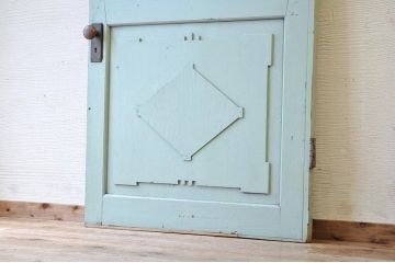 ペンキの剥げた大きなドア