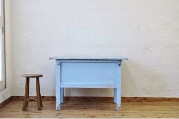 アンティーク家具　★古い酒屋のペンキの剥げた収納付き作業台