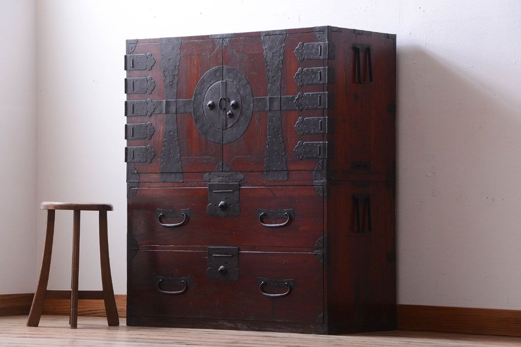 アンティーク家具　古民具・骨董　金具の立派な観音扉の古い衣装箪笥(2)