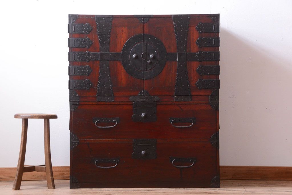 アンティーク家具　古民具・骨董　金具の立派な観音扉の古い衣装箪笥(2)