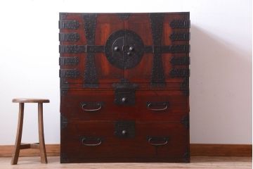 アンティーク家具　古民具・骨董　金具の立派な観音扉の古い衣装箪笥(2)