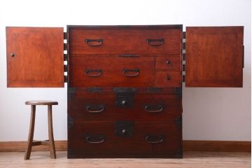 アンティーク家具　古民具・骨董　金具の立派な観音扉の古い衣装箪笥(2)