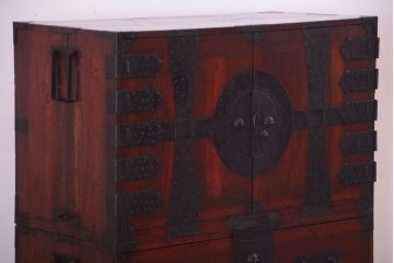 アンティーク家具　古民具・骨董　金具の立派な観音扉の古い衣装箪笥(2)