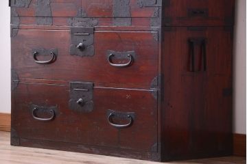 アンティーク家具　古民具・骨董　金具の立派な観音扉の古い衣装箪笥(2)