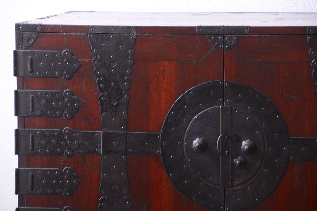 アンティーク家具　古民具・骨董　金具の立派な観音扉の古い衣装箪笥(2)