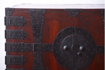 アンティーク家具　古民具・骨董　金具の立派な観音扉の古い衣装箪笥(2)