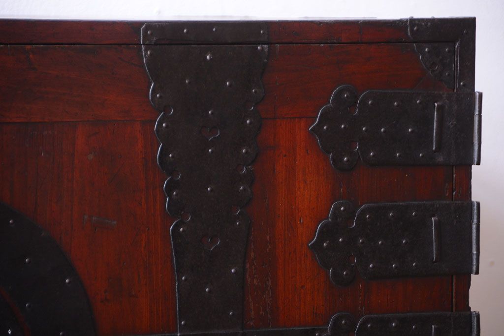 アンティーク家具　古民具・骨董　金具の立派な観音扉の古い衣装箪笥(2)
