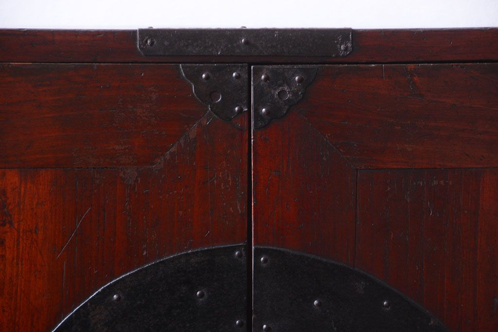 アンティーク家具　古民具・骨董　金具の立派な観音扉の古い衣装箪笥(2)