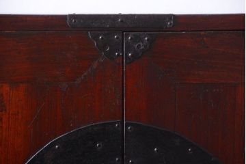 アンティーク家具　古民具・骨董　金具の立派な観音扉の古い衣装箪笥(2)