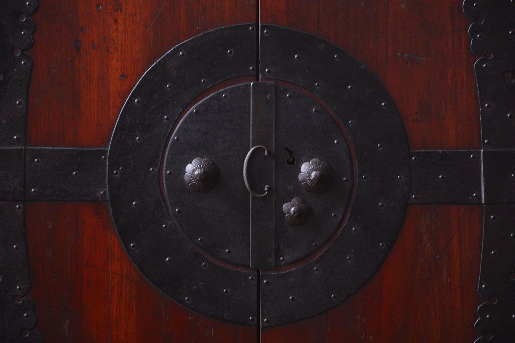 アンティーク家具　古民具・骨董　金具の立派な観音扉の古い衣装箪笥(2)