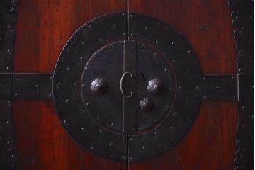 アンティーク家具　古民具・骨董　金具の立派な観音扉の古い衣装箪笥(2)