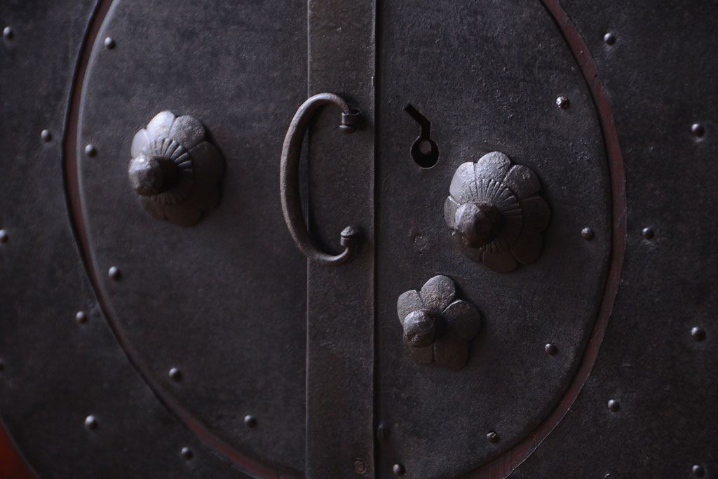 アンティーク家具　古民具・骨董　金具の立派な観音扉の古い衣装箪笥(2)