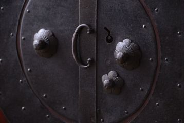 アンティーク家具　古民具・骨董　金具の立派な観音扉の古い衣装箪笥(2)