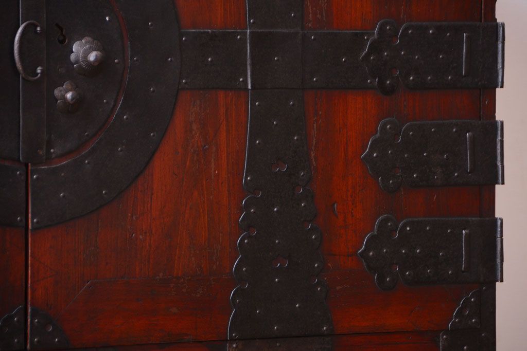 アンティーク家具　古民具・骨董　金具の立派な観音扉の古い衣装箪笥(2)