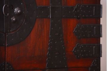 アンティーク家具　古民具・骨董　金具の立派な観音扉の古い衣装箪笥(2)