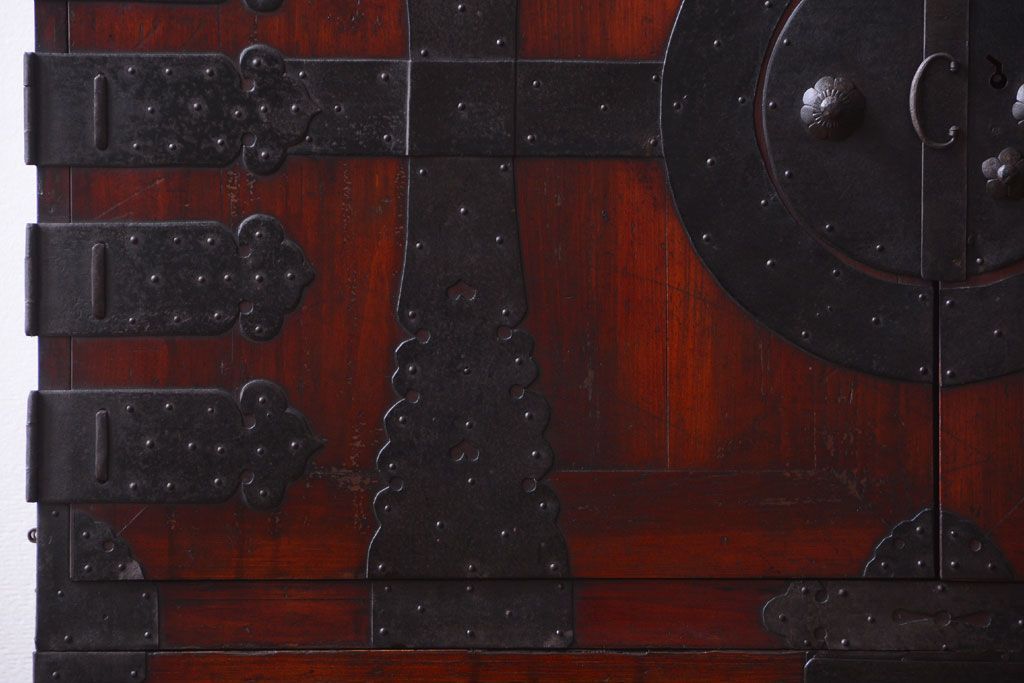 アンティーク家具　古民具・骨董　金具の立派な観音扉の古い衣装箪笥(2)