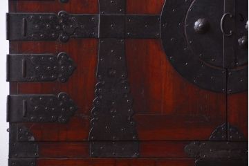 アンティーク家具　古民具・骨董　金具の立派な観音扉の古い衣装箪笥(2)