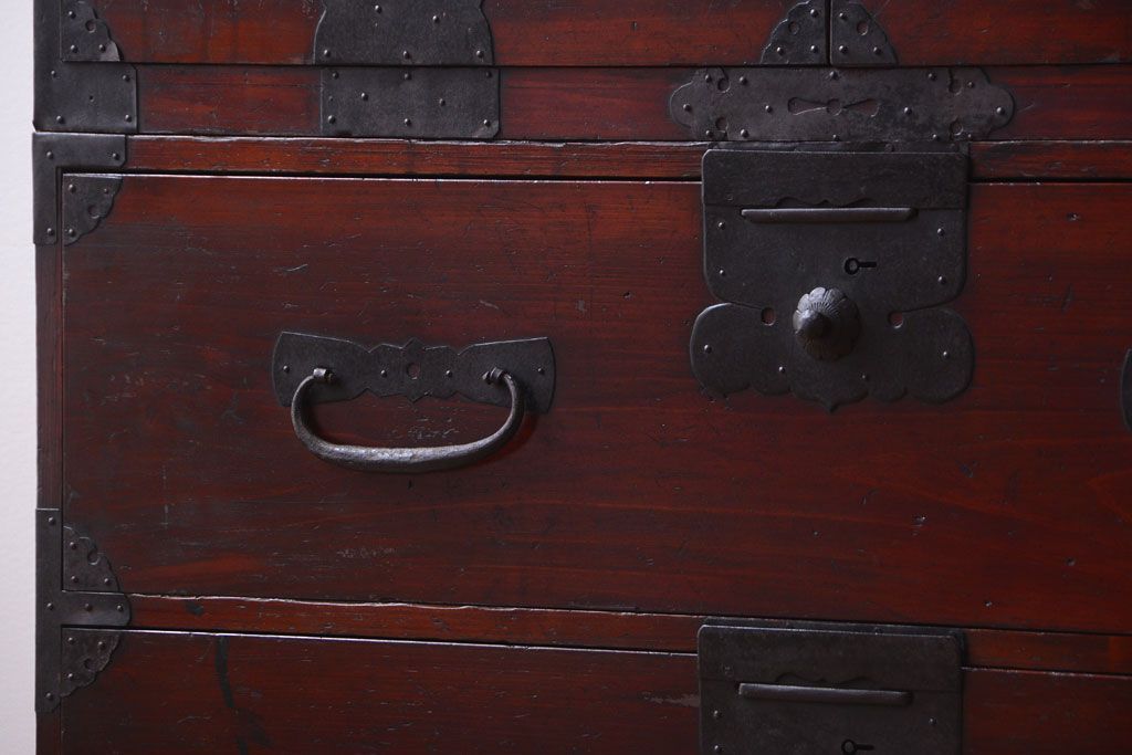 アンティーク家具　古民具・骨董　金具の立派な観音扉の古い衣装箪笥(2)