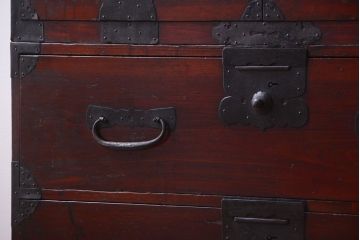 アンティーク家具　古民具・骨董　金具の立派な観音扉の古い衣装箪笥(2)