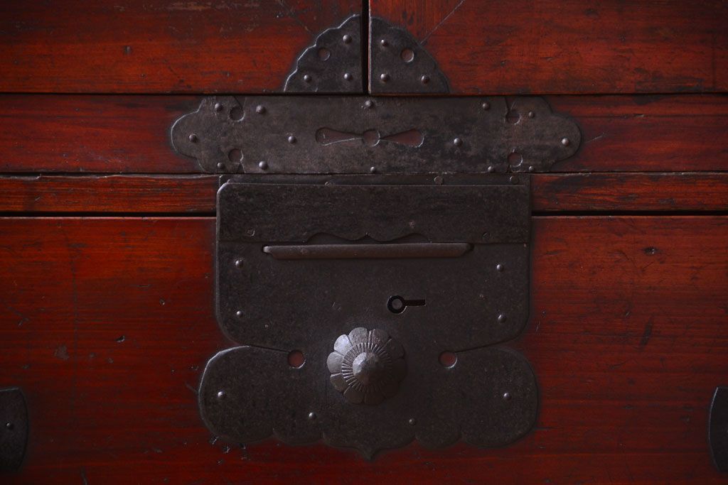 アンティーク家具　古民具・骨董　金具の立派な観音扉の古い衣装箪笥(2)