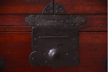 アンティーク家具　古民具・骨董　金具の立派な観音扉の古い衣装箪笥(2)