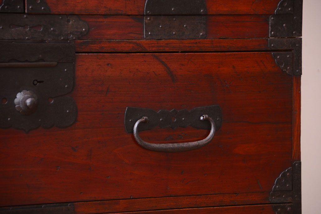 アンティーク家具　古民具・骨董　金具の立派な観音扉の古い衣装箪笥(2)