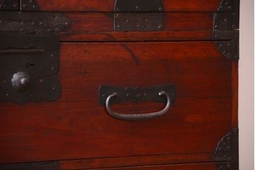 アンティーク家具　古民具・骨董　金具の立派な観音扉の古い衣装箪笥(2)