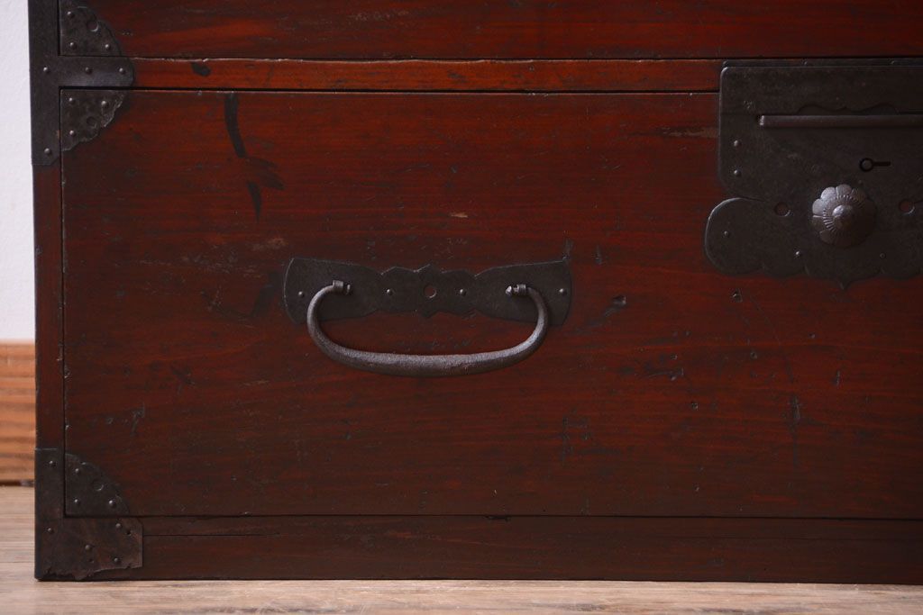 アンティーク家具　古民具・骨董　金具の立派な観音扉の古い衣装箪笥(2)