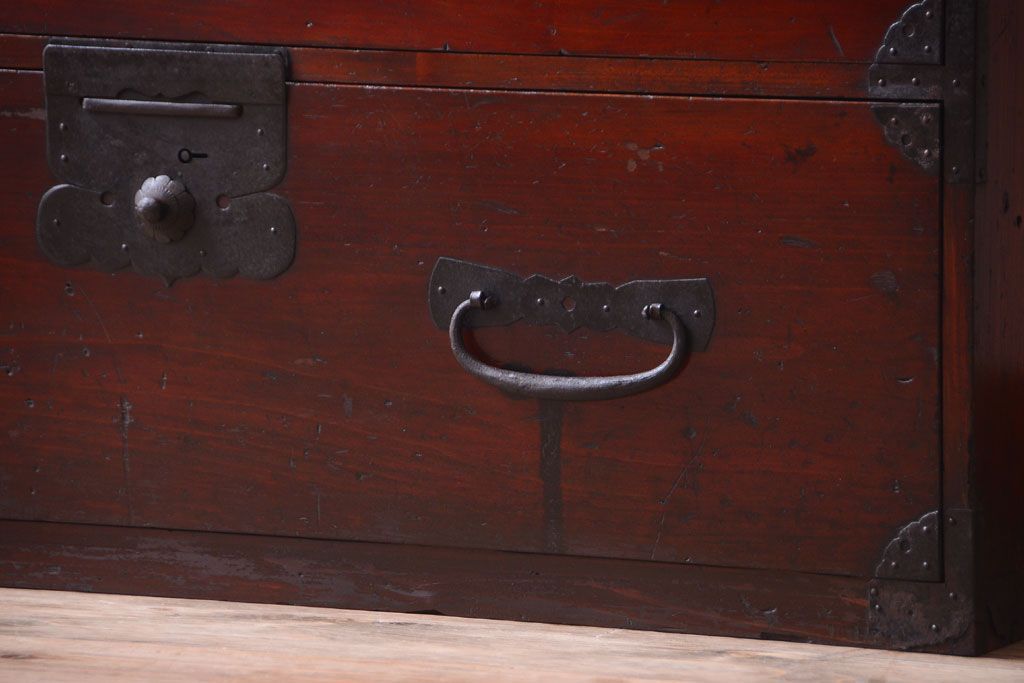アンティーク家具　古民具・骨董　金具の立派な観音扉の古い衣装箪笥(2)