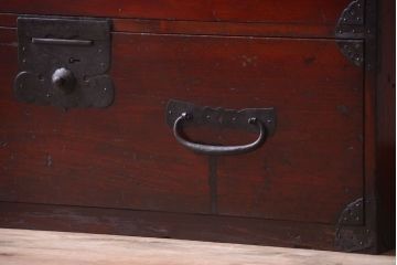 アンティーク家具　古民具・骨董　金具の立派な観音扉の古い衣装箪笥(2)