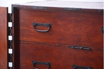 アンティーク家具　古民具・骨董　金具の立派な観音扉の古い衣装箪笥(2)