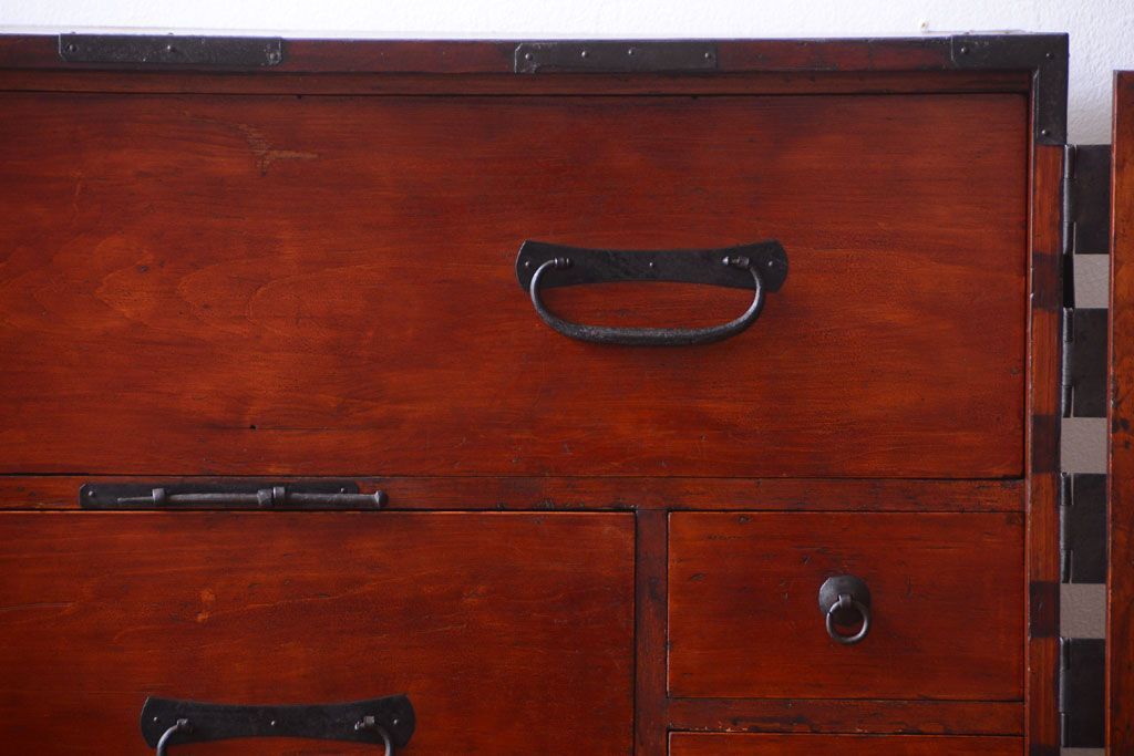 アンティーク家具　古民具・骨董　金具の立派な観音扉の古い衣装箪笥(2)