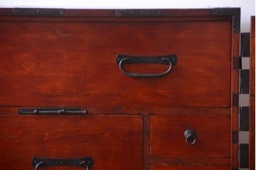 アンティーク家具　古民具・骨董　金具の立派な観音扉の古い衣装箪笥(2)