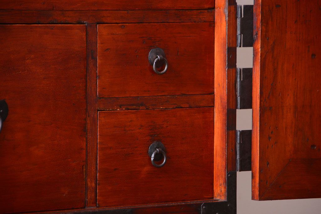 アンティーク家具　古民具・骨董　金具の立派な観音扉の古い衣装箪笥(2)