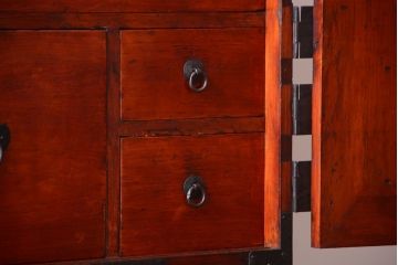 アンティーク家具　古民具・骨董　金具の立派な観音扉の古い衣装箪笥(2)