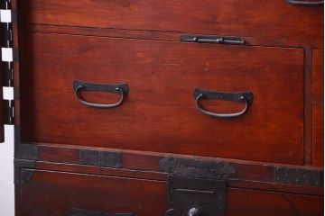 アンティーク家具　古民具・骨董　金具の立派な観音扉の古い衣装箪笥(2)