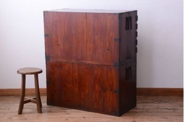 アンティーク家具　古民具・骨董　金具の立派な観音扉の古い衣装箪笥(2)