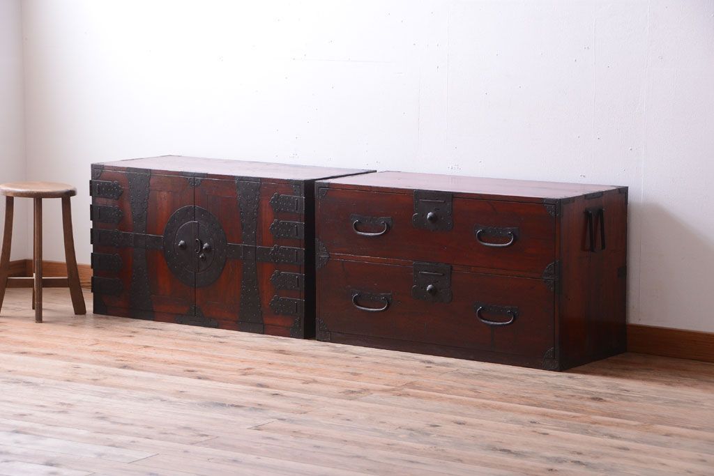 アンティーク家具　古民具・骨董　金具の立派な観音扉の古い衣装箪笥(2)