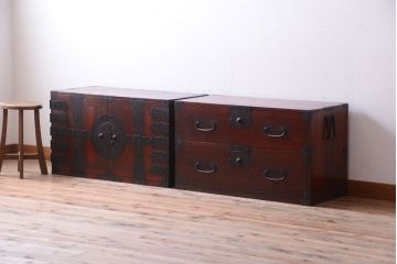 アンティーク家具　古民具・骨董　金具の立派な観音扉の古い衣装箪笥(2)