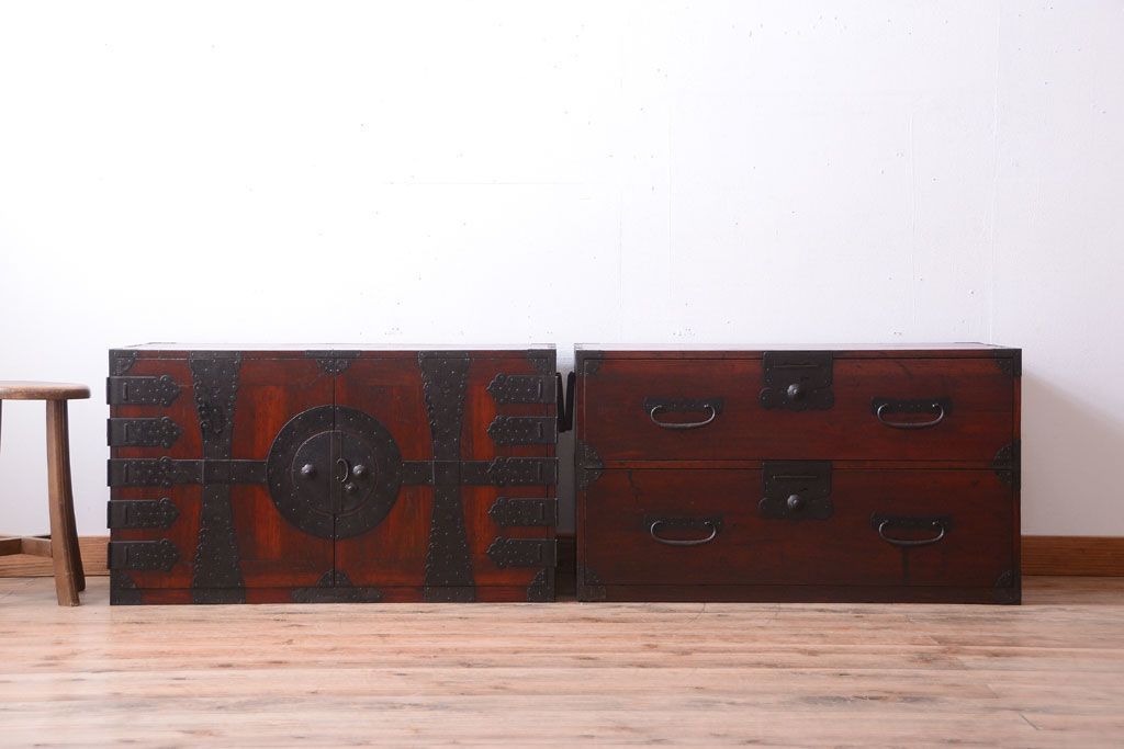 アンティーク家具　古民具・骨董　金具の立派な観音扉の古い衣装箪笥(2)