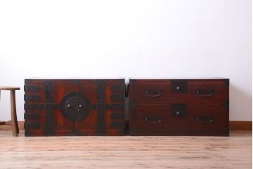 アンティーク家具　古民具・骨董　金具の立派な観音扉の古い衣装箪笥(2)