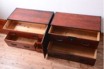 アンティーク家具　古民具・骨董　金具の立派な観音扉の古い衣装箪笥(2)