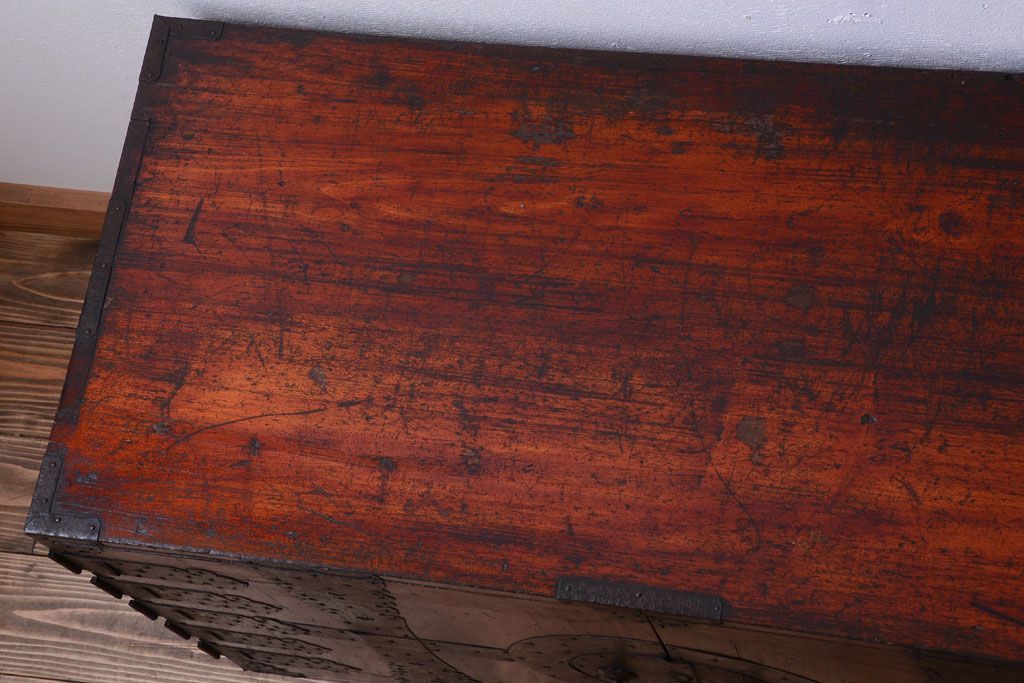 アンティーク家具　古民具・骨董　金具の立派な観音扉の古い衣装箪笥(2)