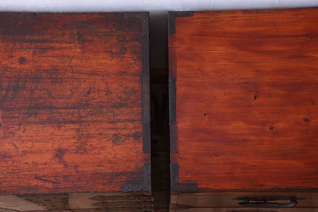 アンティーク家具　古民具・骨董　金具の立派な観音扉の古い衣装箪笥(2)