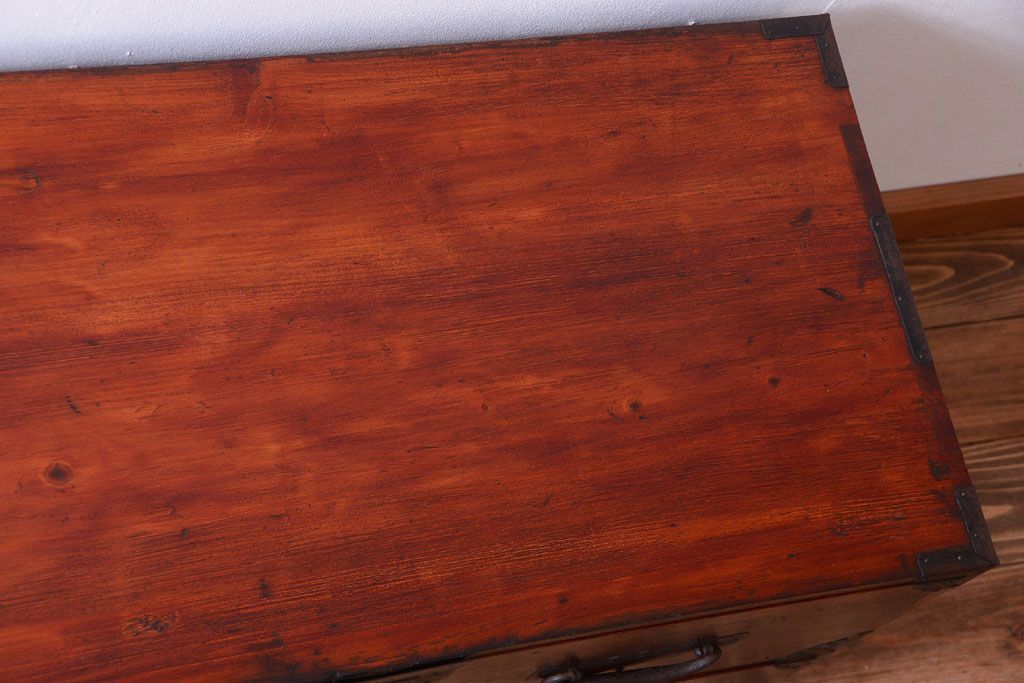 アンティーク家具　古民具・骨董　金具の立派な観音扉の古い衣装箪笥(2)